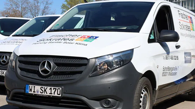 Neue Service- und Kundendienstfahrzeuge vor dem Einsatz