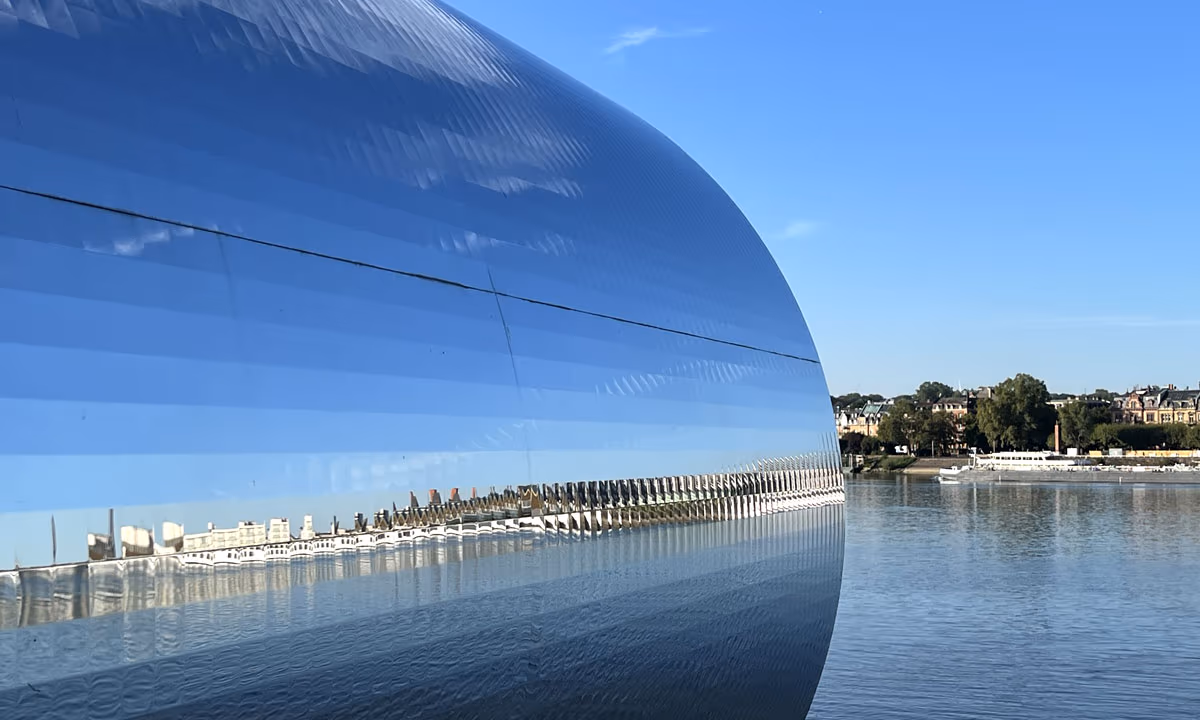 Kunstobjekt mit Spiegeln und Blick über den Rhein auf die Stadt Mainz · Fischer und Sokrates